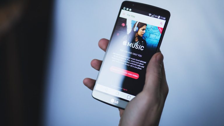 스마트폰 화면에 표시된 Apple Music 가입 안내 화면