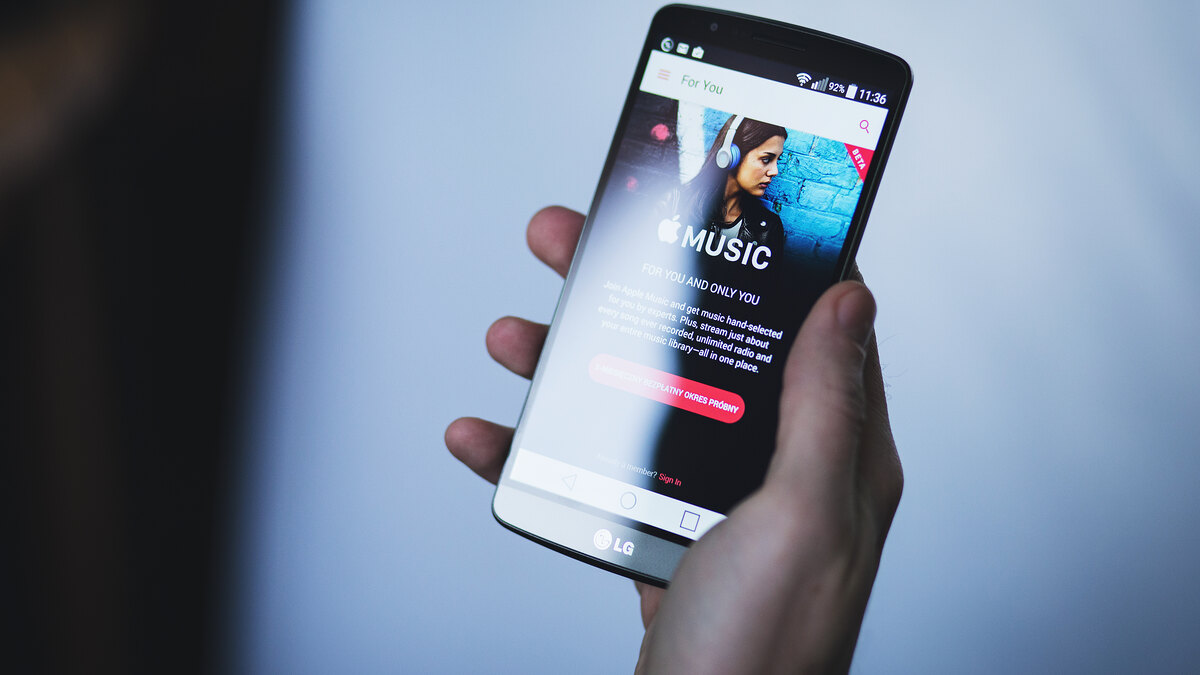 스마트폰 화면에 표시된 Apple Music 가입 안내 화면