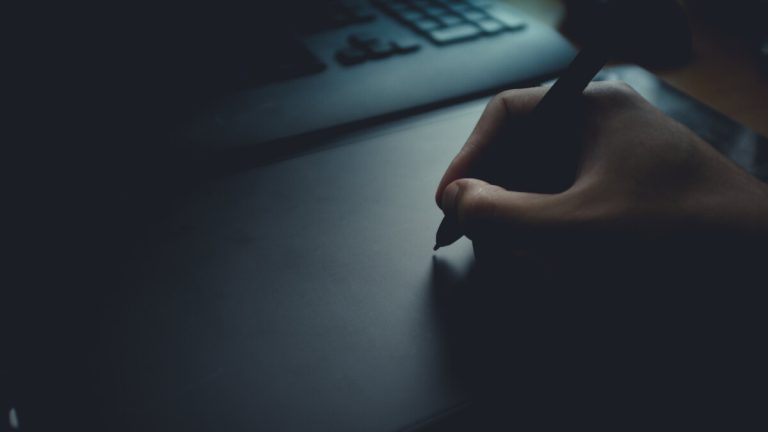 펜 모양 스타일러스가 평평한 태블릿 입력판 위에 놓여 있다