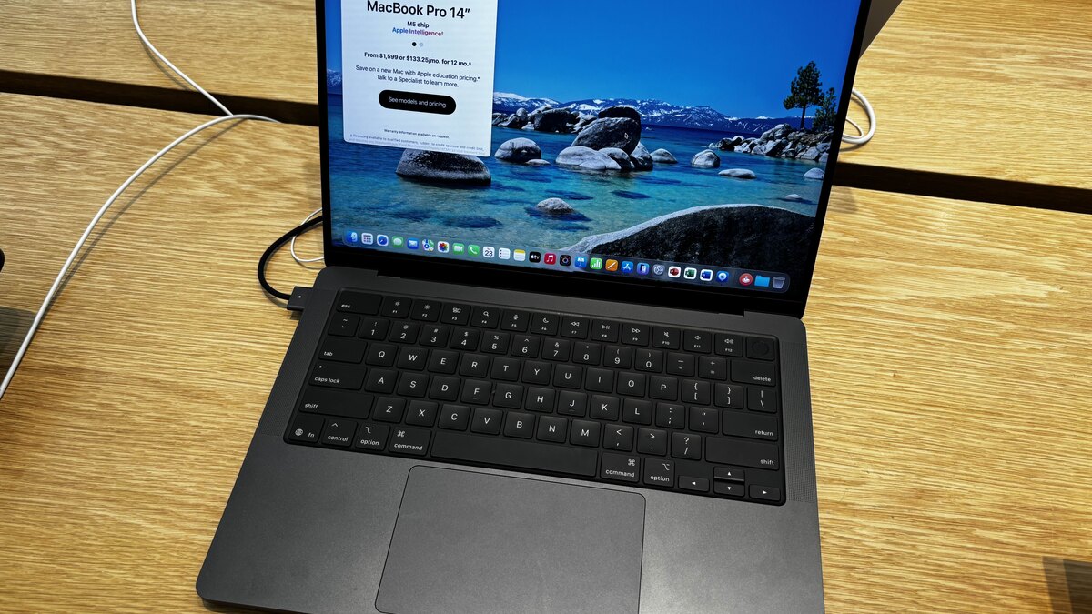 애플스토어에 전시된 M5 맥북 프로 14인치, 화면에 'Apple Intelligence' 문구가 보임